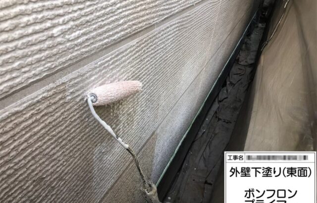 大阪府堺市　T様邸　屋根・外壁塗装工事　外壁の下塗り　ボンフロンプライマー塗布