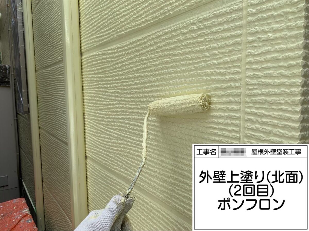 大阪府堺市　T様邸　屋根・外壁塗装工事　外壁の上塗り　ボンフロン塗布